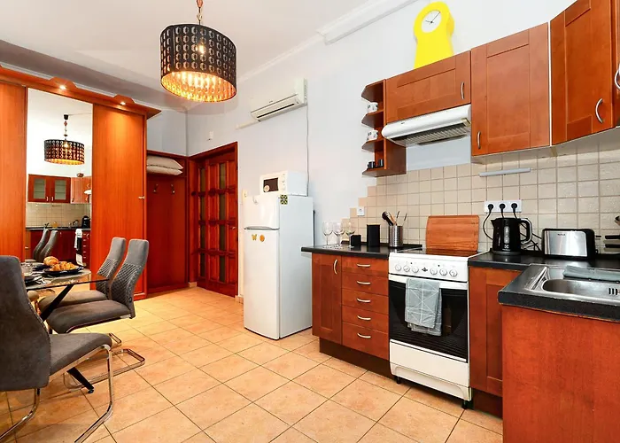Luxury Central Apartment R161